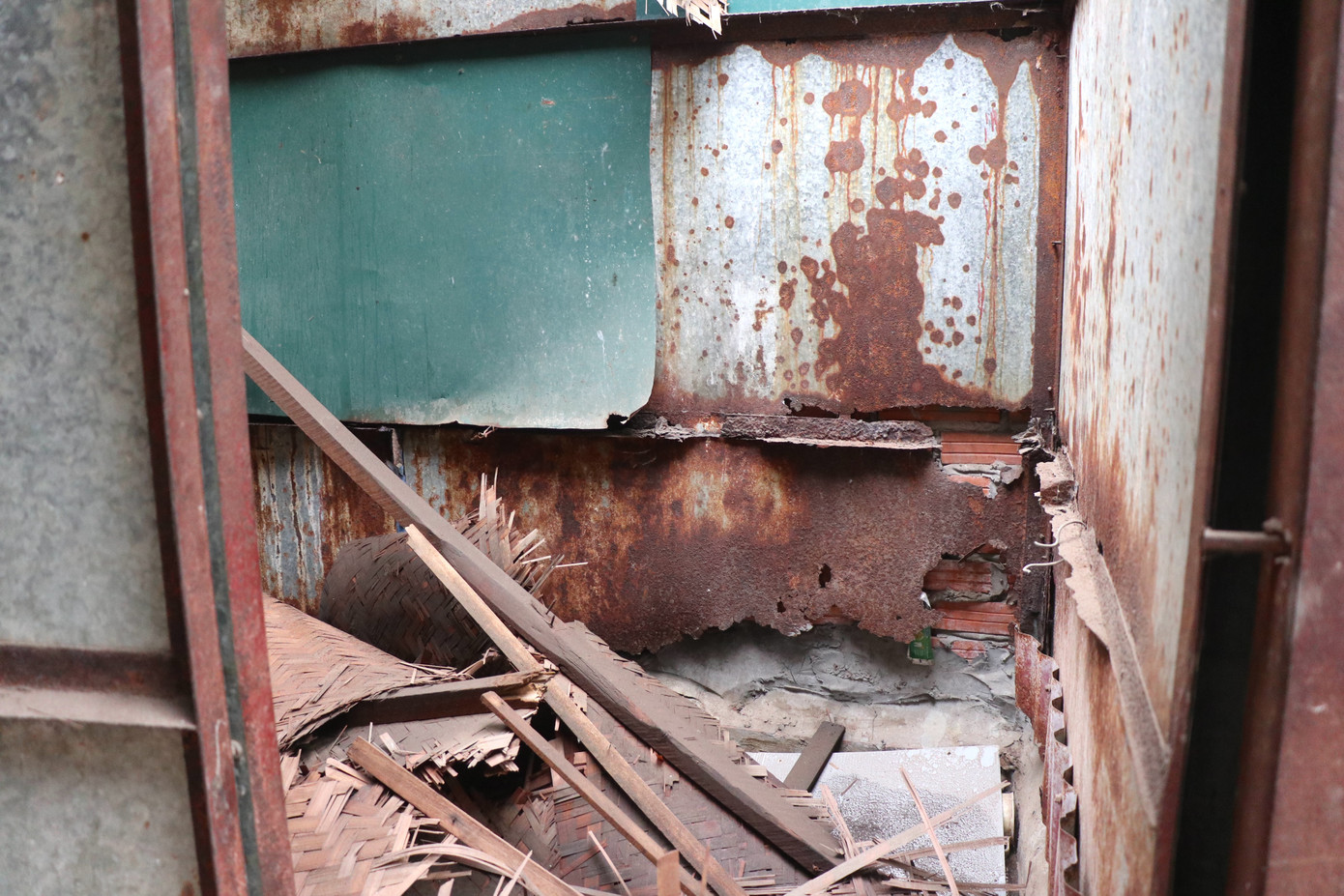 "Chính quyền địa phương rất mong muốn giải tỏa được hết khu nhà gỗ này, còn lại 3 khu nhà gỗ nữa mong UBND quận sớm di dời”, Phó Chủ tịch UBND phường Chương Dương chia sẻ. "Chính quyền địa phương rất mong muốn giải tỏa được hết khu nhà gỗ này, còn lại 3 khu nhà gỗ nữa mong UBND quận sớm di dời”, Phó Chủ tịch UBND phường Chương Dương chia sẻ.