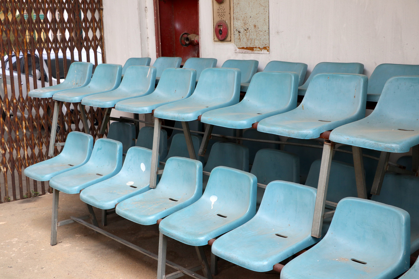 Hàng ghế khán đài đã mục, bay hết màu sắc.