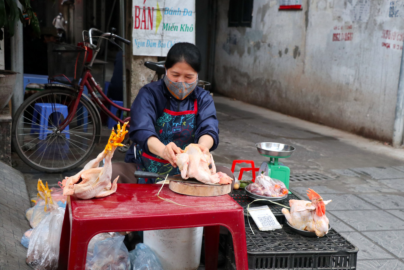 Tiểu thương chuẩn bị gà cánh tiên cho khách dâng hương ngày ông Công ông Táo.