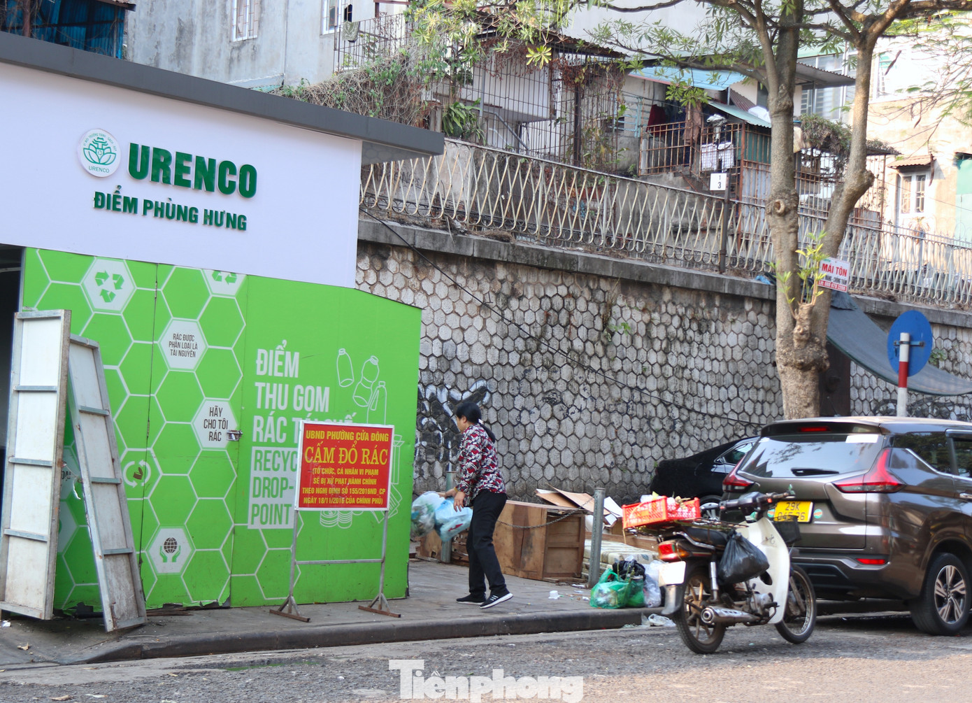 Khu vực quanh biển cấm đổ rác trở thành "bãi tập kết" rác thải của người dân.