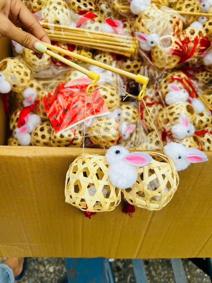 Chiếc đèn lồng đang cực "hot" những ngày qua được các bạn trẻ lựa chọn kinh doanh. Chiếc đèn lồng đang cực "hot" những ngày qua được các bạn trẻ lựa chọn kinh doanh.