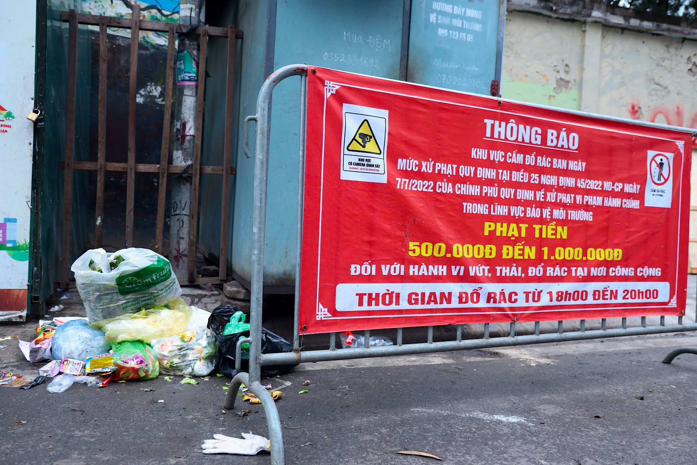 Dù trên biển cấm có nêu rõ “Khu vực có camera quan sát“ như không hề có giá trị tại phố Nam Đồng (Đống Đa, Hà Nội).