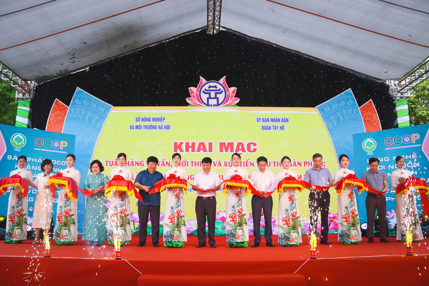 Các đại biểu thực hiện nghi thức khai mạc Tuần hàng tư vấn, giới thiệu và xúc tiến tiêu thụ sản phẩm: OCOP, làng nghề, nông sản thực phẩm an toàn năm 2025.