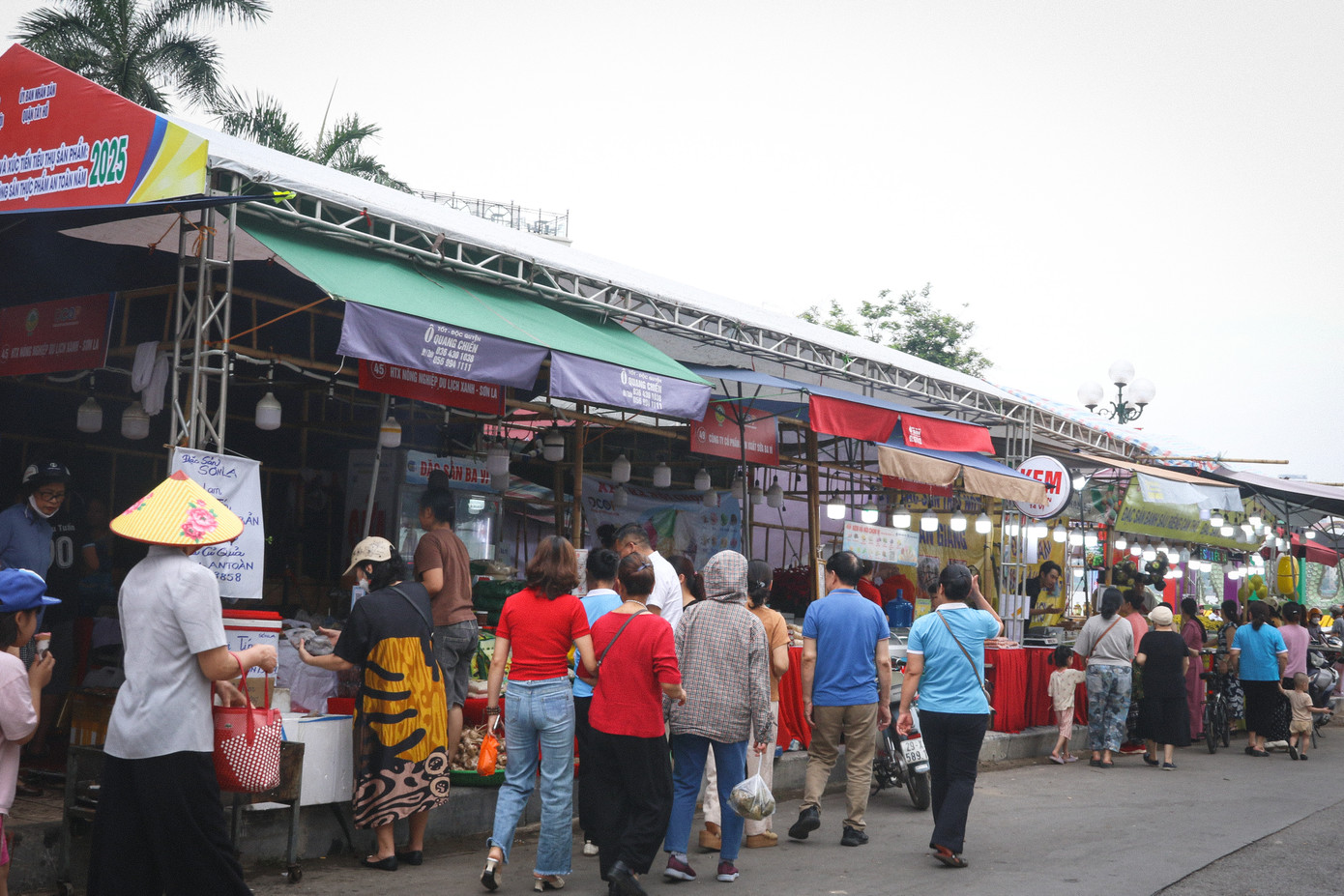 Đông đảo người dân Thủ đô tới mua sắm, trải nghiệm trong ngày đầu khai mạc tuần hàng tư vấn, giới thiệu và xúc tiến tiêu thụ sản phẩm: OCOP, làng nghề, nông sản thực phẩm an toàn năm 2025.