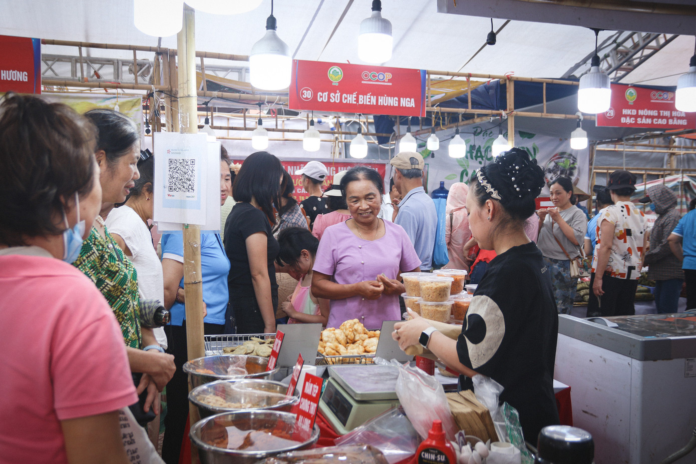 Đông đảo người dân Thủ đô tới mua sắm, trải nghiệm trong ngày đầu khai mạc tuần hàng tư vấn, giới thiệu và xúc tiến tiêu thụ sản phẩm: OCOP, làng nghề, nông sản thực phẩm an toàn năm 2025.