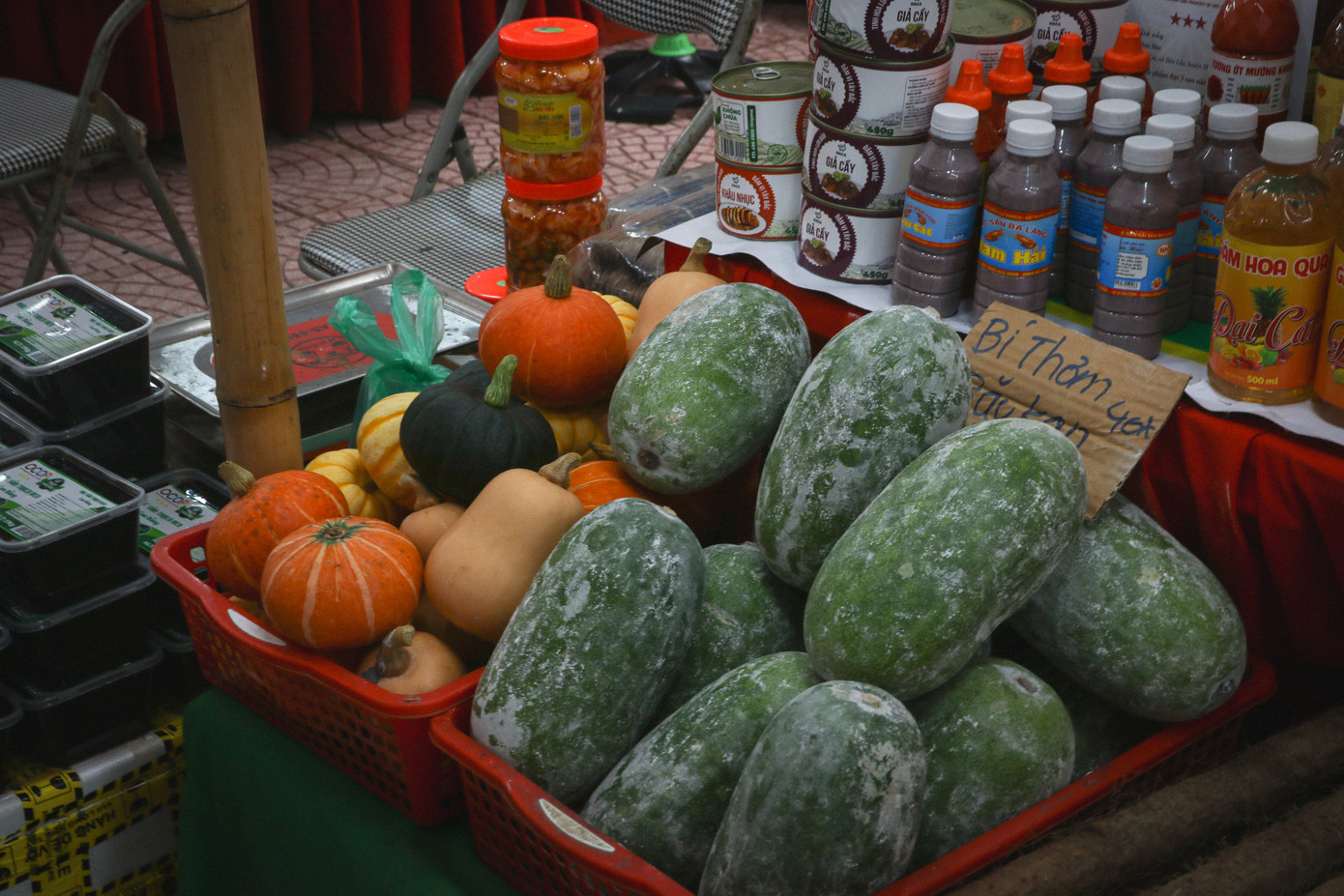 Đa dạng các sản phẩm làng nghề, nông sản thực phẩm an toàn tại tuần hàng.