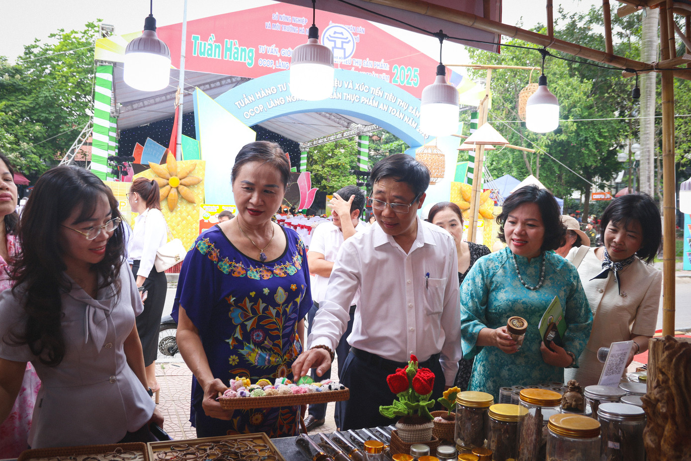 Phó Chánh Văn phòng Điều phối Nông thôn mới Hà Nội Ngọ Văn Ngôn cùng các đại biểu tham quan gian hàng.