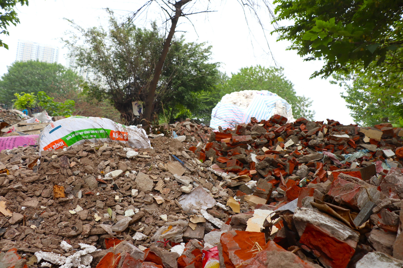 Được biết, Theo Nghị định số 45/2022/NĐ-CP quy định về xử phạt vi phạm hành chính trong lĩnh vực bảo vệ môi trường có hiệu lực thi hành từ ngày 25/8/2022 thì phạt tiền từ 500.000 đồng đến 1.000.000 đồng đối với hành vi vứt, thải, bỏ rác thải, đổ nước thải không đúng nơi quy định tại khu chung cư, thương mại, dịch vụ hoặc nơi công cộng. Phạt tiền từ 1.000.000 đồng đến 2.000.000 đồng đối với hành vi vứt, thải, bỏ rác thải trên vỉa hè, lòng đường hoặc vào hệ thống thoát nước thải đô thị; đổ nước thải không đúng quy định trên vỉa hè, lòng đường phố; thải bỏ chất thải nhựa phát sinh từ sinh hoạt vào ao hồ, kênh rạch, sông, suối, biển… Nhiều người dân bày tỏ bức xúc và kiến nghị UBND phường yên Sở, quận Hoàng Mai sớm xử lý dứt điểm tình trạng trên.