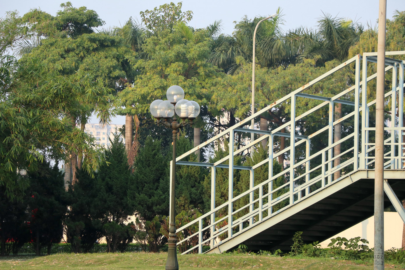 Lối đi lên xuống của cầu bộ hành được coi là "độc nhất vô nhị" tại Thủ đô. Lối đi lên xuống của cầu bộ hành được coi là "độc nhất vô nhị" tại Thủ đô.