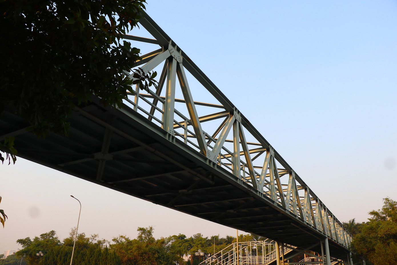 Thông thường một cây cầu bộ hành sẽ chỉ có 2 lối đi lên hoặc xuống, tuy nhiên trên đường Lê Đức Thọ (quận Nam Từ Liêm, Hà Nội), cây cầu bộ hành có tới 3 lối đi lên hoặc xuống nằm ở hai phía đầu của cây cầu và lối thứ 3 nằm ở dải phân giữa đường khiến nhiều người dân thắc mắc về thiết kế, hoạt động của nó. Thông thường một cây cầu bộ hành sẽ chỉ có 2 lối đi lên hoặc xuống, tuy nhiên trên đường Lê Đức Thọ (quận Nam Từ Liêm, Hà Nội), cây cầu bộ hành có tới 3 lối đi lên hoặc xuống nằm ở hai phía đầu của cây cầu và lối thứ 3 nằm ở dải phân giữa đường khiến nhiều người dân thắc mắc về thiết kế, hoạt động của nó.