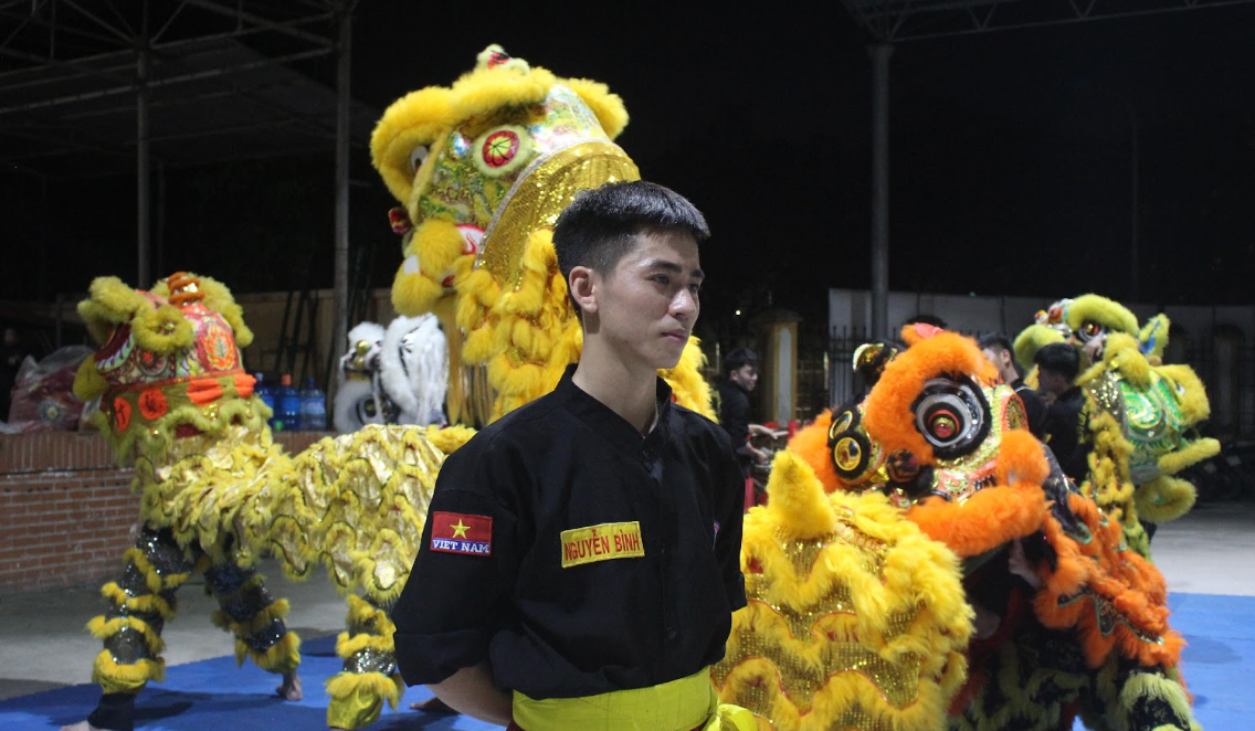 Anh Nguyễn Bình là người trực tiếp chỉ huy các thành viên trong đội múa lân. Anh Nguyễn Bình là người trực tiếp chỉ huy các thành viên trong đội múa lân.