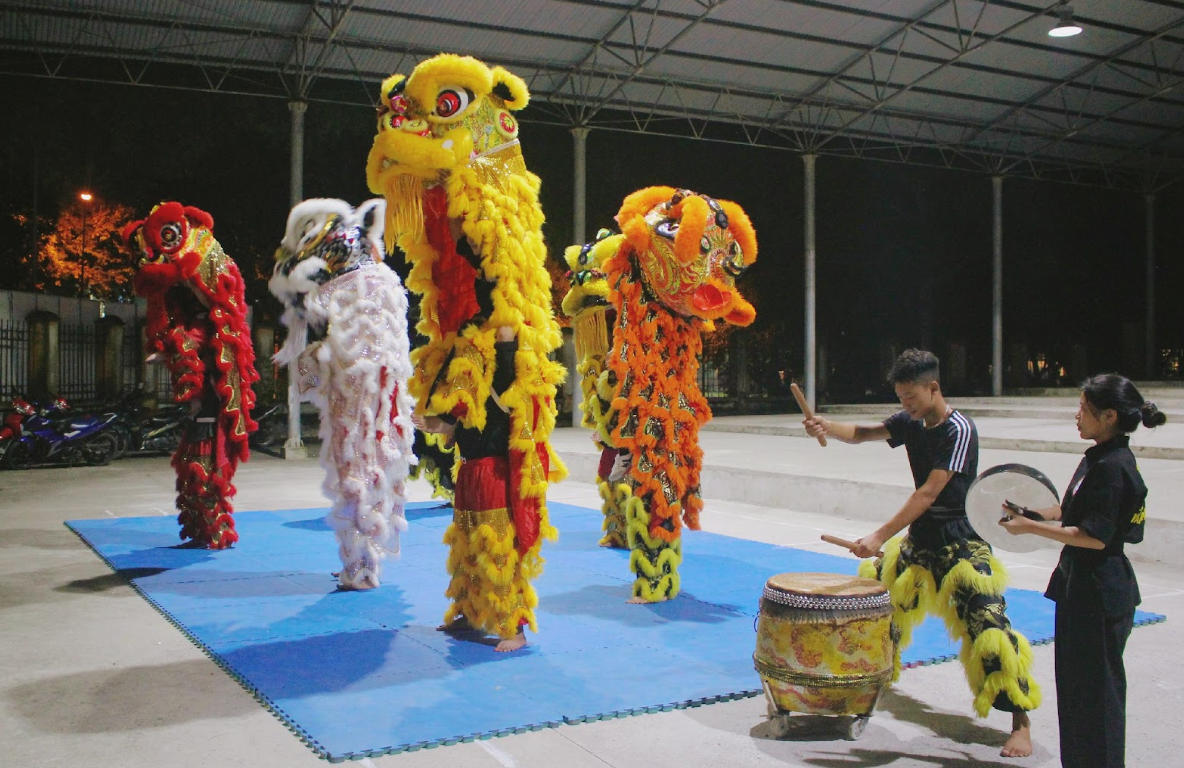 Đội múa lân có đầy đủ các dụng cụ, các bạn nữ khi tham gia sẽ giữ các vị trí yêu cầu thể lực thấp như Ông Địa, đánh chọe,… Đội múa lân có đầy đủ các dụng cụ, các bạn nữ khi tham gia sẽ giữ các vị trí yêu cầu thể lực thấp như Ông Địa, đánh chọe,…