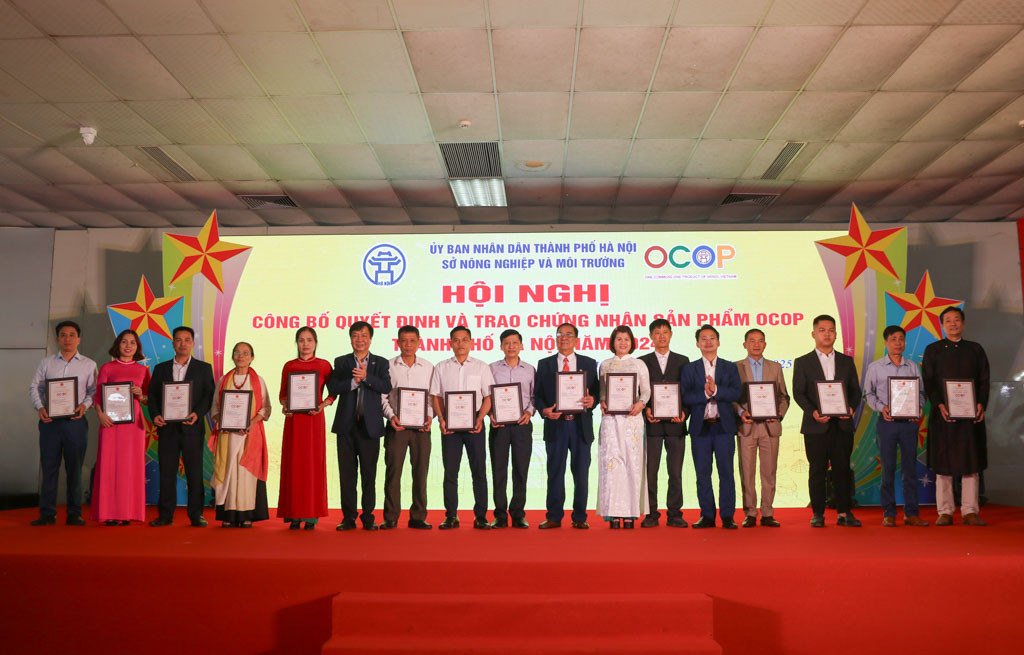 Trao quyết định công nhận danh hiệu cho các sản phẩm OCOP đạt 4 sao của Hà Nội năm 2024.