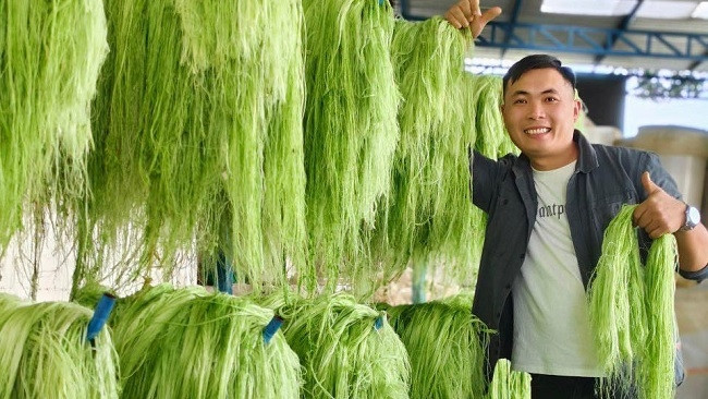 Anh Nam bên các sợi dứa được đơn vị sản xuất.