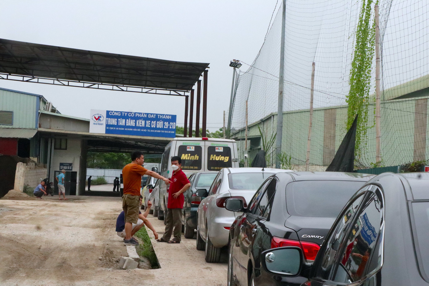 "Tôi tranh thủ xin nghỉ việc buổi sáng để đến xếp hàng từ 5 giờ sáng. Do xe đổ dồn về khá đông nên tôi đã đợi đến 9 rưỡi sáng vẫn còn hơn chục xe mới vào đăng kiểm được. Sát hạn đăng kiểm nên dù biết sẽ đông nhưng tôi vẫn phải tranh thủ đi sớm", anh Phan Hải (Đại Mỗ, Nam Từ Liêm) tới đăng kiểm tại trung tâm đăng kiểm 29-21D (An Khánh, Hoài Đức) cho hay.