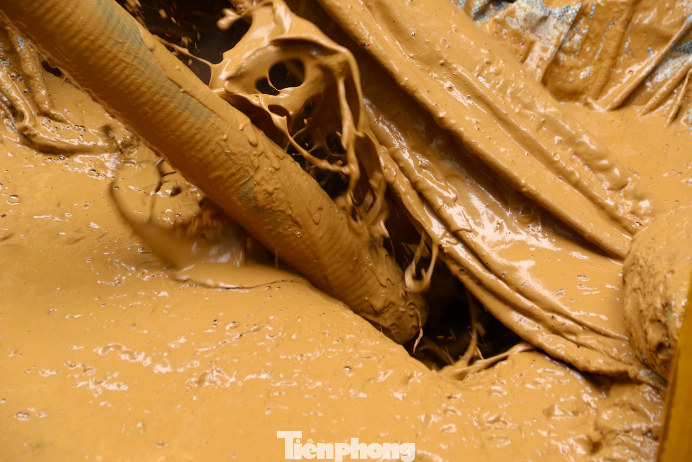 Bùn đất vẫn đang phun lên từ các miệng hố trong sáng nay. Bùn đất vẫn đang phun lên từ các miệng hố trong sáng nay.