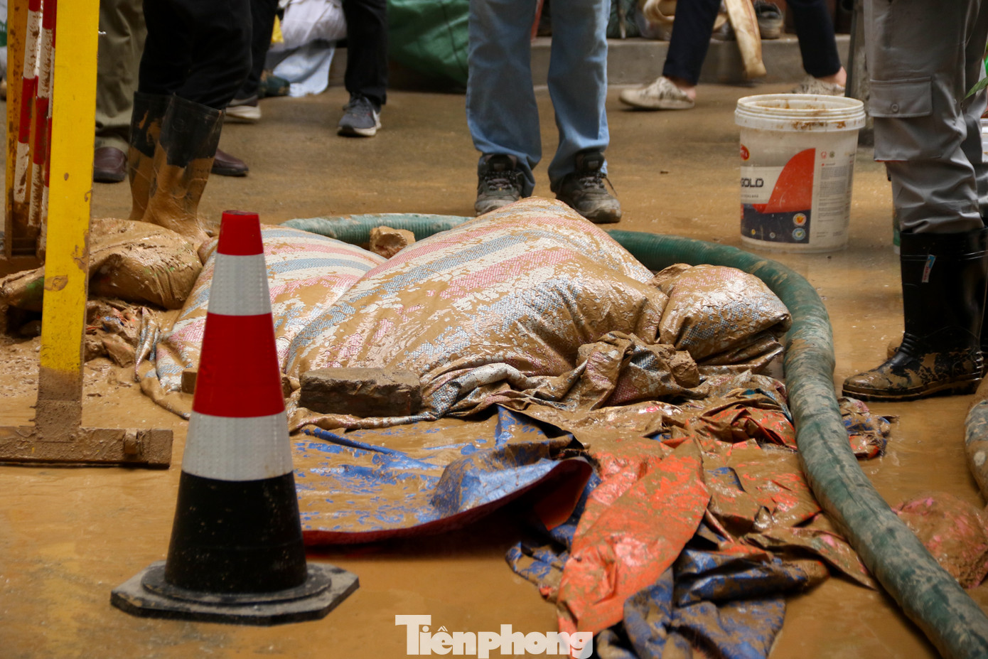 Bùn đất vẫn đang phun lên từ các miệng hố trong sáng nay. Bùn đất vẫn đang phun lên từ các miệng hố trong sáng nay.