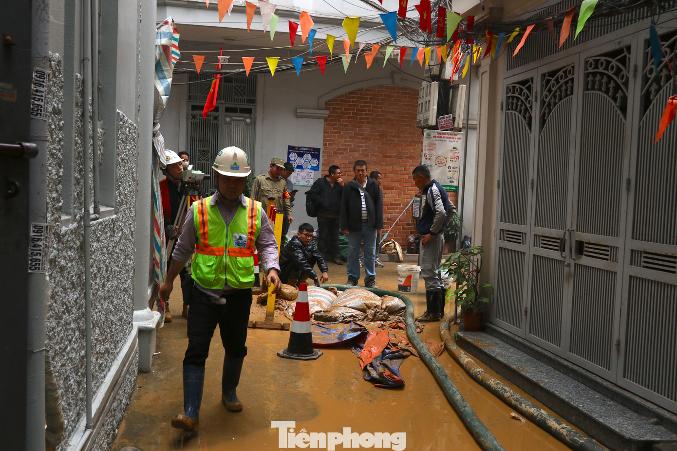 Thông tin mới nhất vụ 'suối' bùn đất bất ngờ phun trào giữa khu dân cư Hà Nội ảnh 1 Thông tin mới nhất vụ 'suối' bùn đất bất ngờ phun trào giữa khu dân cư Hà Nội ảnh 1