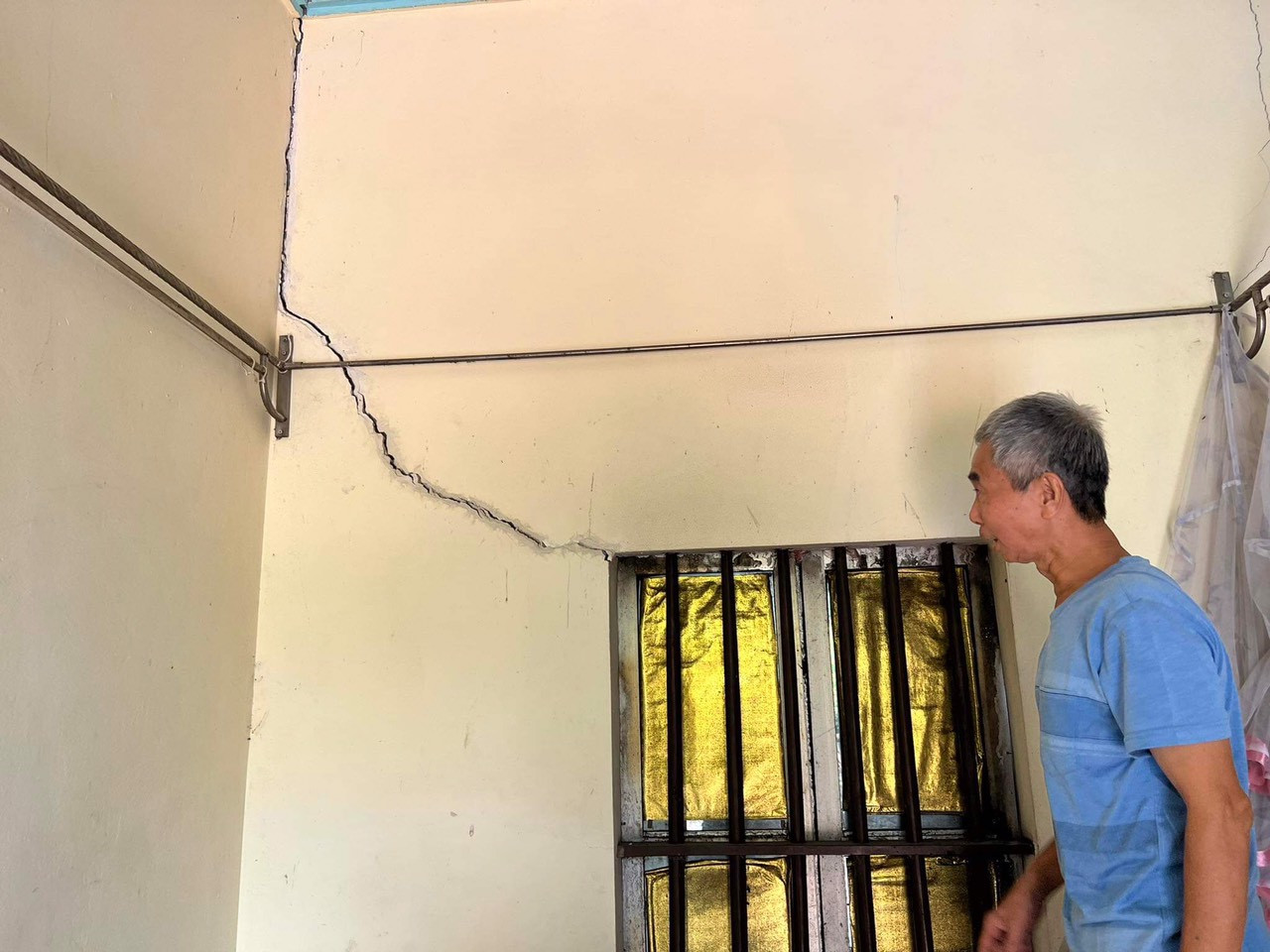 Bà Ngô Văn Phương bất an khi chứng kiến vết nứt trên tường rào ngày càng mở rộng. Bà Ngô Văn Phương bất an khi chứng kiến vết nứt trên tường rào ngày càng mở rộng.