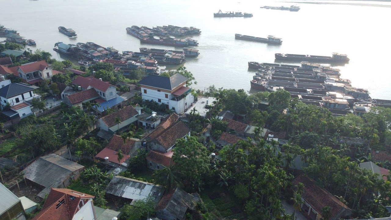 Tàu thuyền neo đậu dày đặc tại xã Phong Vân.