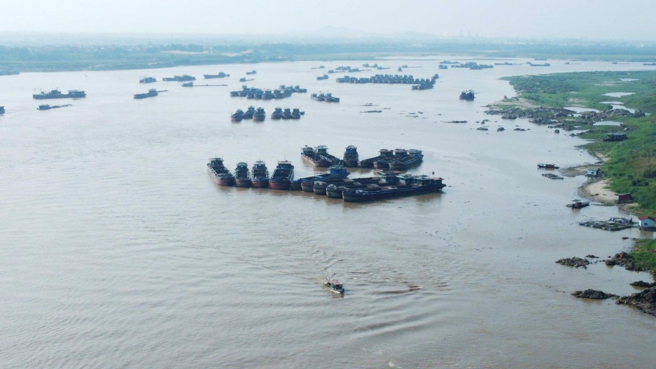 Hoạt động khai thác cát ở ngã ba sông Đà - sông Hồng gây ảnh hưởng nghiêm trọng đến cuộc sống của người dân khu vực xóm Bãi, Phong Vân. Hoạt động khai thác cát ở ngã ba sông Đà - sông Hồng gây ảnh hưởng nghiêm trọng đến cuộc sống của người dân khu vực xóm Bãi, Phong Vân.