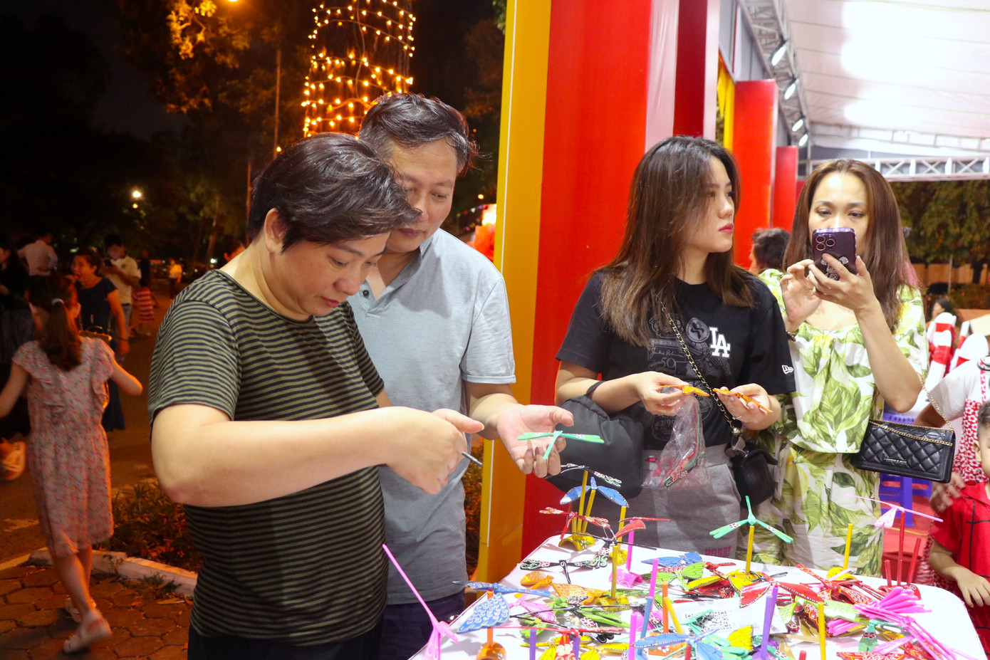 Các sản phẩm thủ công mỹ nghệ được người dân quan tâm và yêu thích. Các sản phẩm thủ công mỹ nghệ được người dân quan tâm và yêu thích.