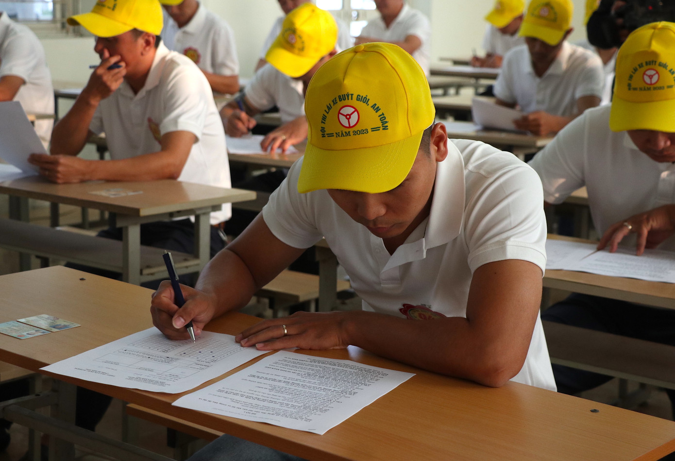 Các thí sinh thực hiện phần thi hiểu biết (lý thuyết). Ảnh: Phùng Linh.