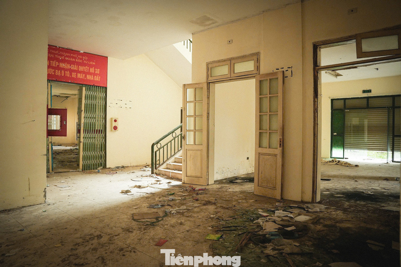 Trần nhà, đồ đạc,... rơi vãi ngổn ngang khắp các mặt sàn của toà nhà.