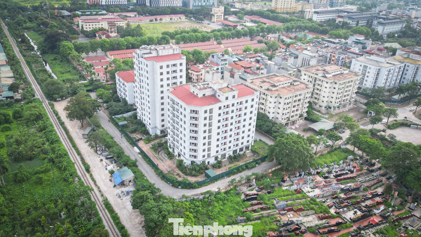 Trong lúc nhu cầu nhà ở giá trung bình, nhà ở xã hội còn rất lớn, thì Hà Nội lại còn nhiều dự án chung cư tái định cư xây dựng rồi bị bỏ không, để cỏ dại rêu mốc xâm lấn. Bị bỏ hoang từ năm 2013 đến nay, hàng chục tòa chung cư tái định cư Kiều Mai tại phường Phúc Diễn, quận Bắc Từ Liêm, TP Hà Nội trở thành toà nhà "ma" gây lãng phí nguồn lực nhà nước và đang xuống cấp trầm trọng.