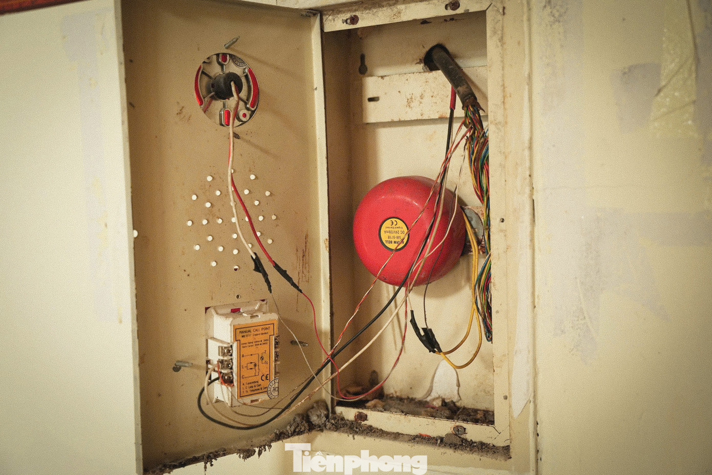 "Là cư dân sống gần đây, thấy toà nhà xây xong không có cư dân về ở người dân thấy rất lãng phí. Cả chục năm nay, khu nhà hoang hoá, chẳng mấy ai dám lui tới"- ông Tấn Đức, một cư dân sống trong khu vực chia sẻ.