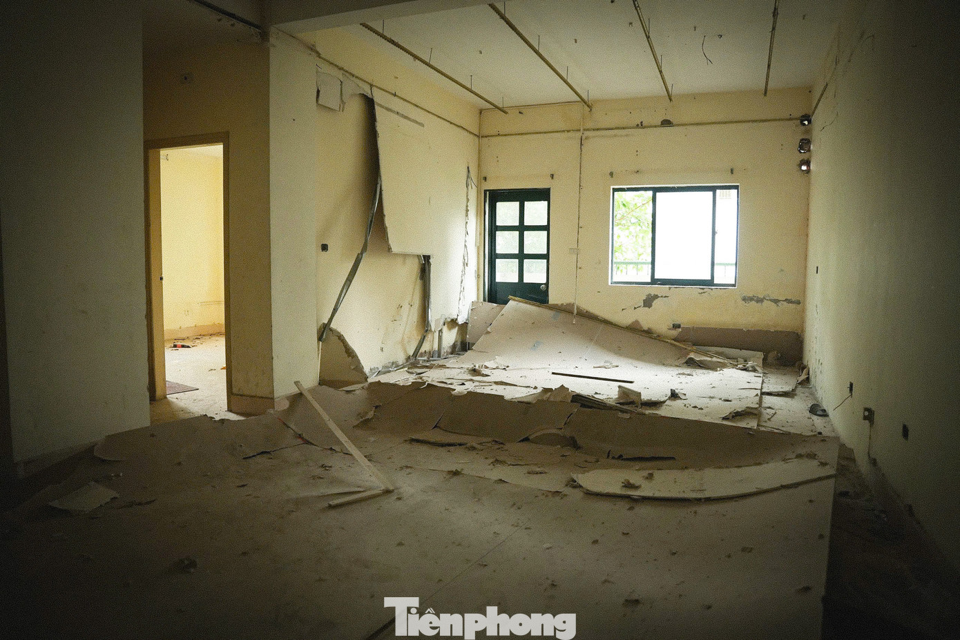 Trần nhà, đồ đạc,... rơi vãi ngổn ngang khắp các mặt sàn của toà nhà.