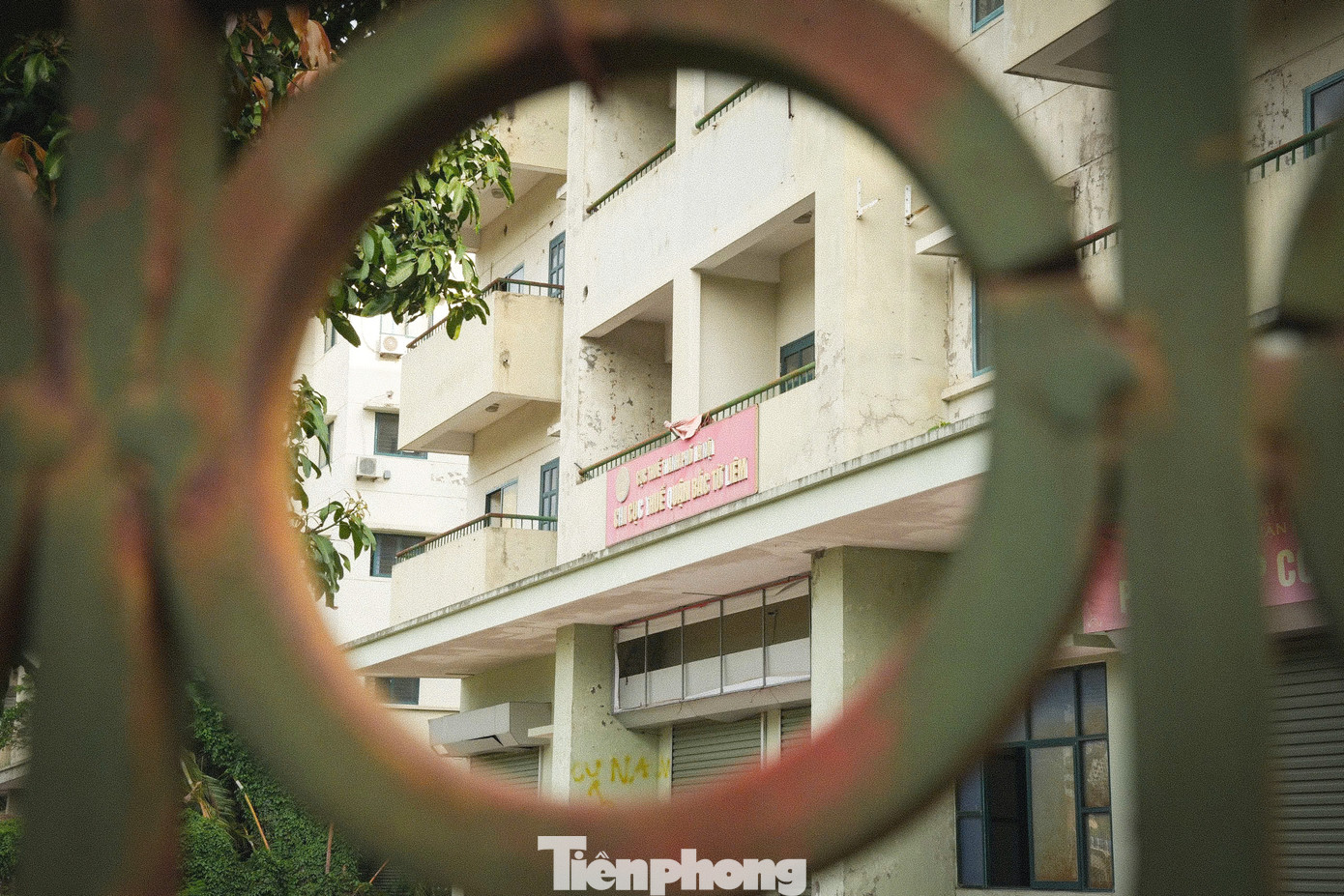 Theo thống kê, Hà Nội hiện có 170 dự án nhà tái định cư chưa sử dụng, với tổng số hơn 4.000 căn hộ. Kiến trúc sư Trần Huy Ánh - Hội Kiến trúc sư Hà Nội cho biết: "Đối với các toà nhà tái định cư bỏ hoang, chúng ta sửa chữa, nâng cấp với một chất lượng cao và có thể cho thuê với giá phải chăng. Do vậy, chủ trương rà soát đánh giá tài sản công, những công trình đã xây nhưng không sử dụng sẽ đem lại lợi ích kép, tiết kiệm tài sản công và lấy lại niềm tin khi những người quản lý công sản biết khai thác tối ưu".