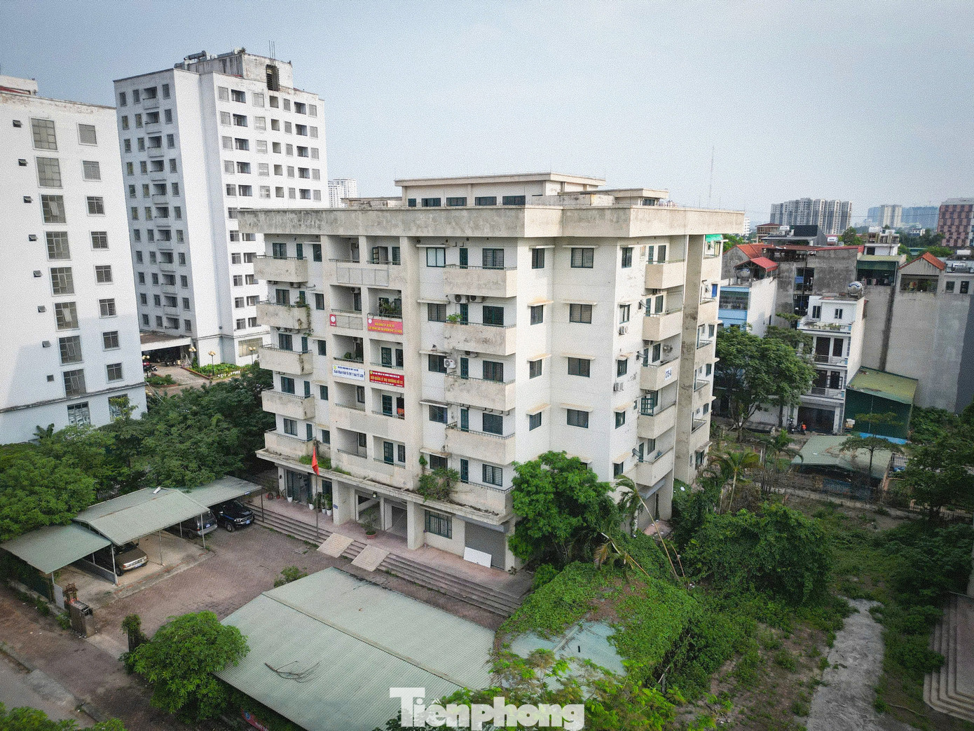 Nằm ở vị trung tâm quận có hạ tầng giao thông thuận tiện, và đã hoàn thiện từ năm 2013 nhưng tòa nhà tái định cư đến nay vẫn chưa được bố trí dân về ở.