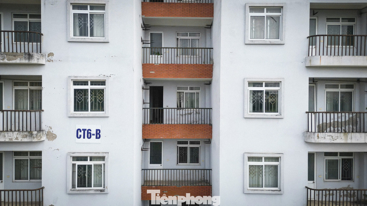 Nhiều năm bỏ hoang, không được bảo dưỡng, bề mặt toà nhà đang dần xuống cấp theo năm tháng.