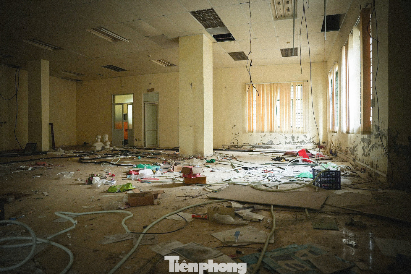 Được biết, năm 2014, sau khi thành lập quận Bắc Từ Liêm, do chưa có trụ sở làm việc, UBND TP Hà Nội đã cho phép quận Bắc Từ Liêm tạm sử dụng 4 tòa nhà làm trụ sở cho Quận ủy, HĐND, UBND và các cơ quan, đơn vị. Tuy nhiên, từ năm 2021, khi quận chuyển về trụ sở mới, các tòa nhà này tiếp tục bị bỏ không.