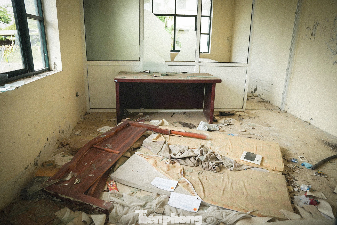 Trần nhà, đồ đạc,... rơi vãi ngổn ngang khắp các mặt sàn của toà nhà.