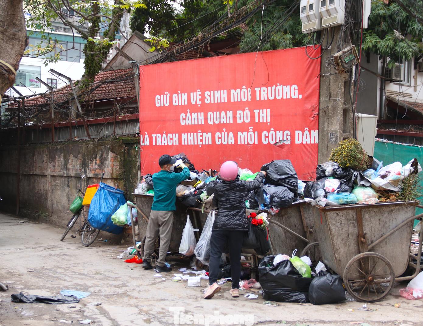 Người dân tập kết rác thải ngay dưới biển tuyên truyền của cơ quan chức năng.