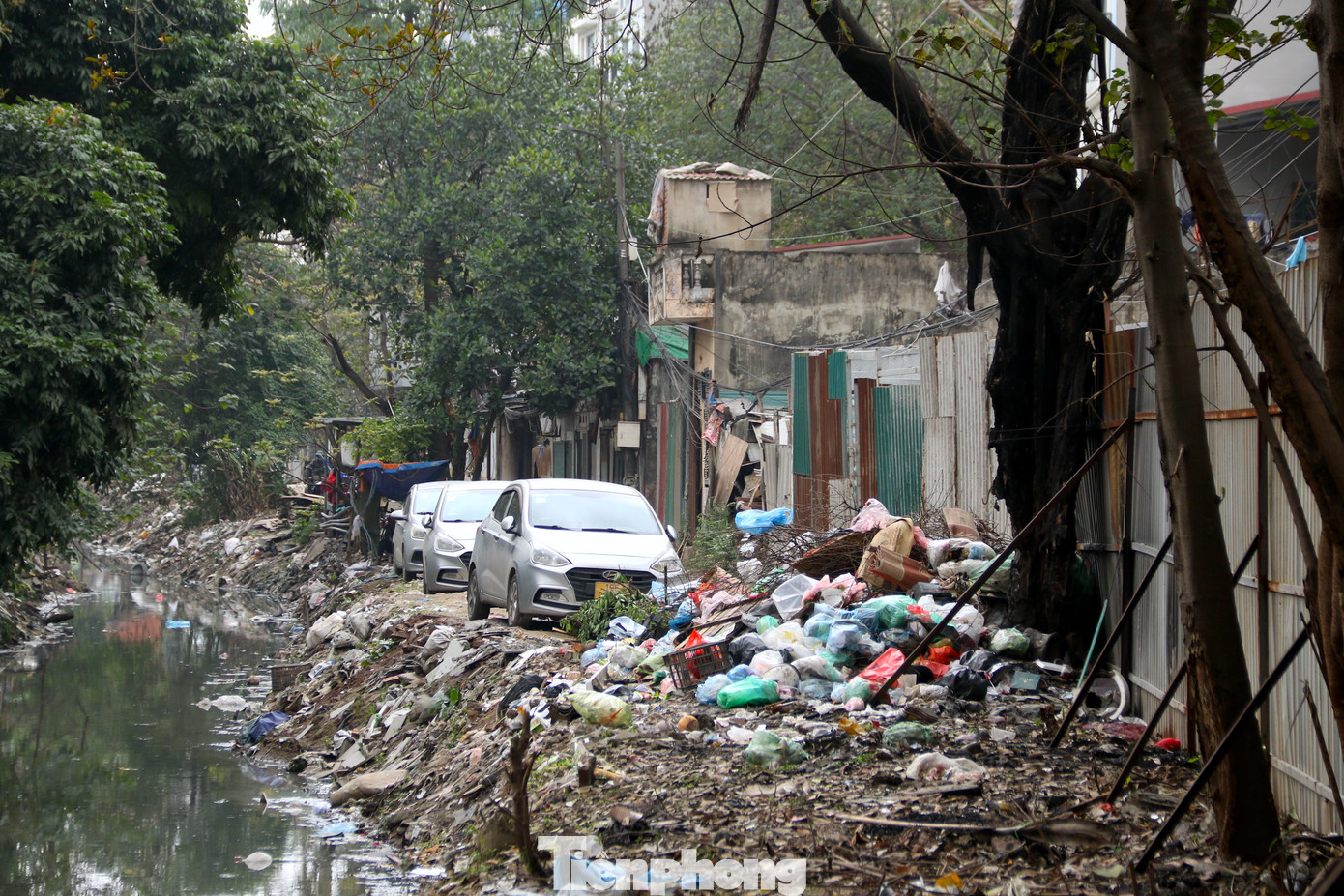 Mương Kẻ Khế dừng thi công và bị lấn chiếm thành bãi trông giữ ô tô.