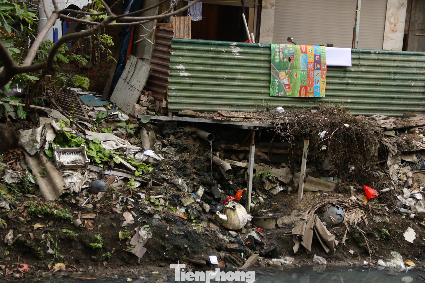 Chạy dọc hai bên bờ mương là hàng chục miệng cống nhô ra, xả nước thải xuống lòng mương. Mùi hôi từ mương nước này ảnh hưởng đến hàng trăm hộ dân xung quanh.
