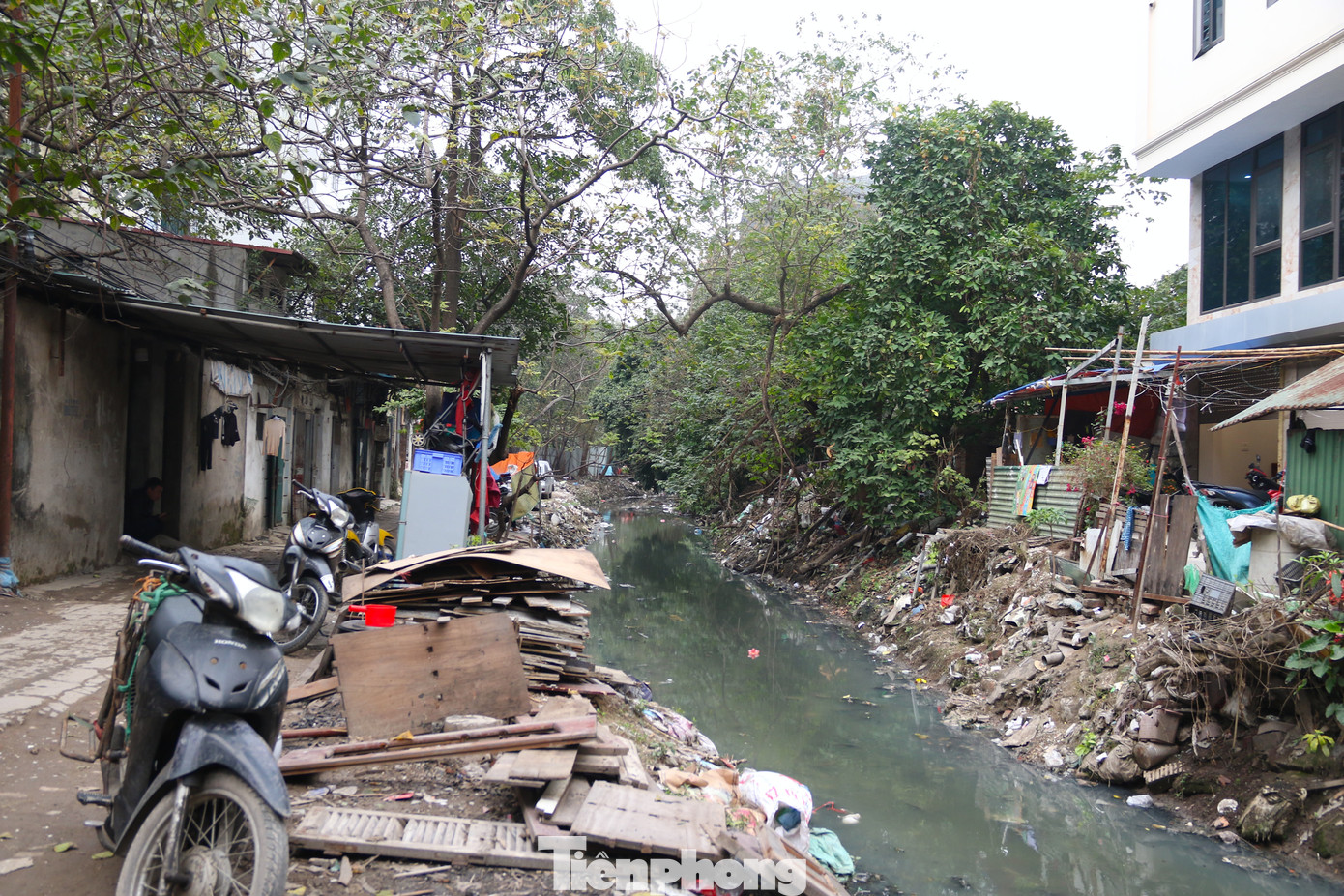 Theo UBND TP Hà Nội, công tác giải phóng mặt bằng Dự án cống hóa mương Kẻ Khế gặp nhiều khó khăn do các hộ dân chưa nhận tiền đền bù và bàn giao mặt bằng. Người dân còn nhiều kiến nghị, đặc biệt là kiến nghị về điều chỉnh chỉ giới đường đỏ kéo dài. Các hộ dân tổ 9C ngách 210/41 phường Đội Cấn đã khiếu nại từ năm 2016.