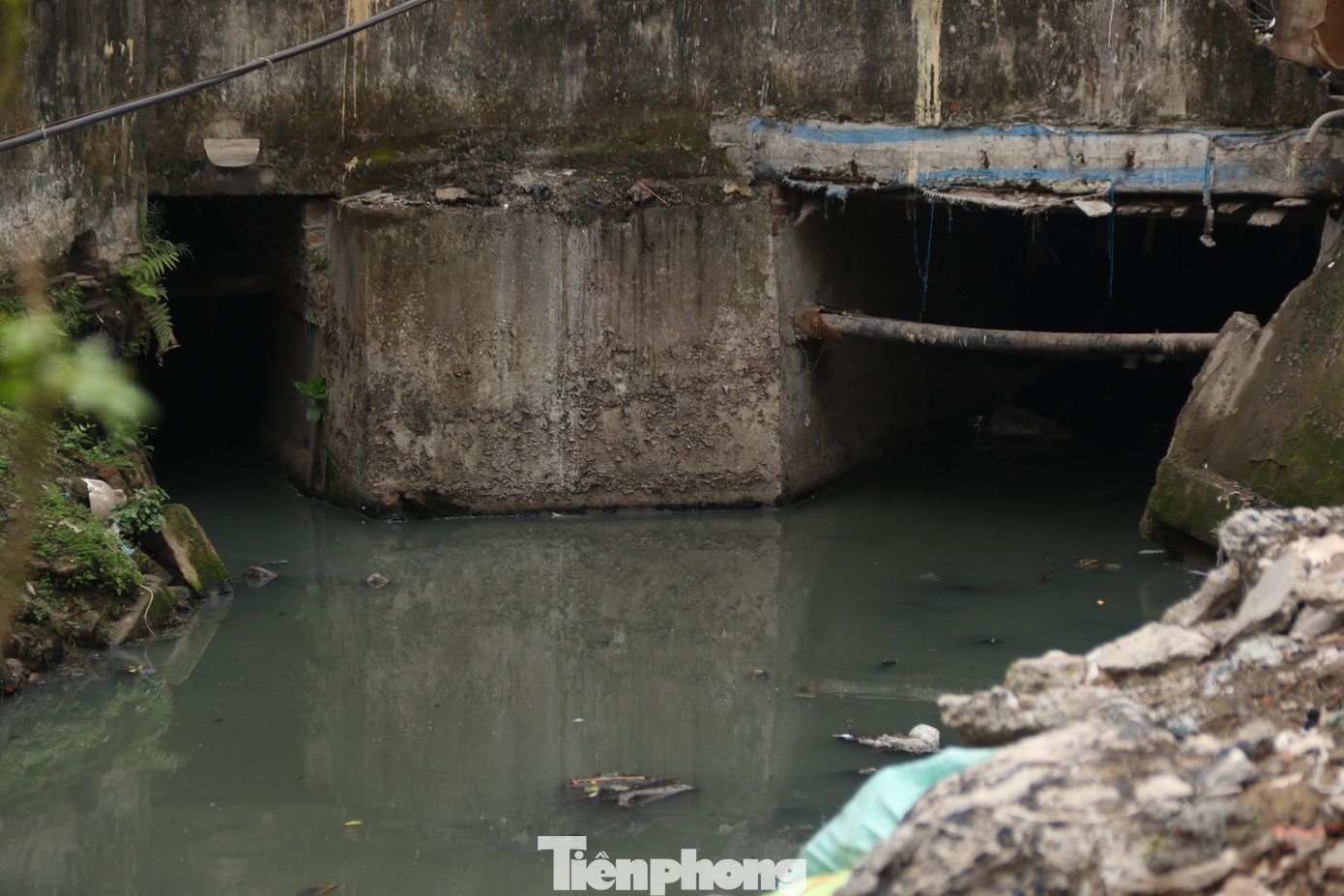 Nước mương Kẻ Khế đen đặc, bốc mùi khó chịu.