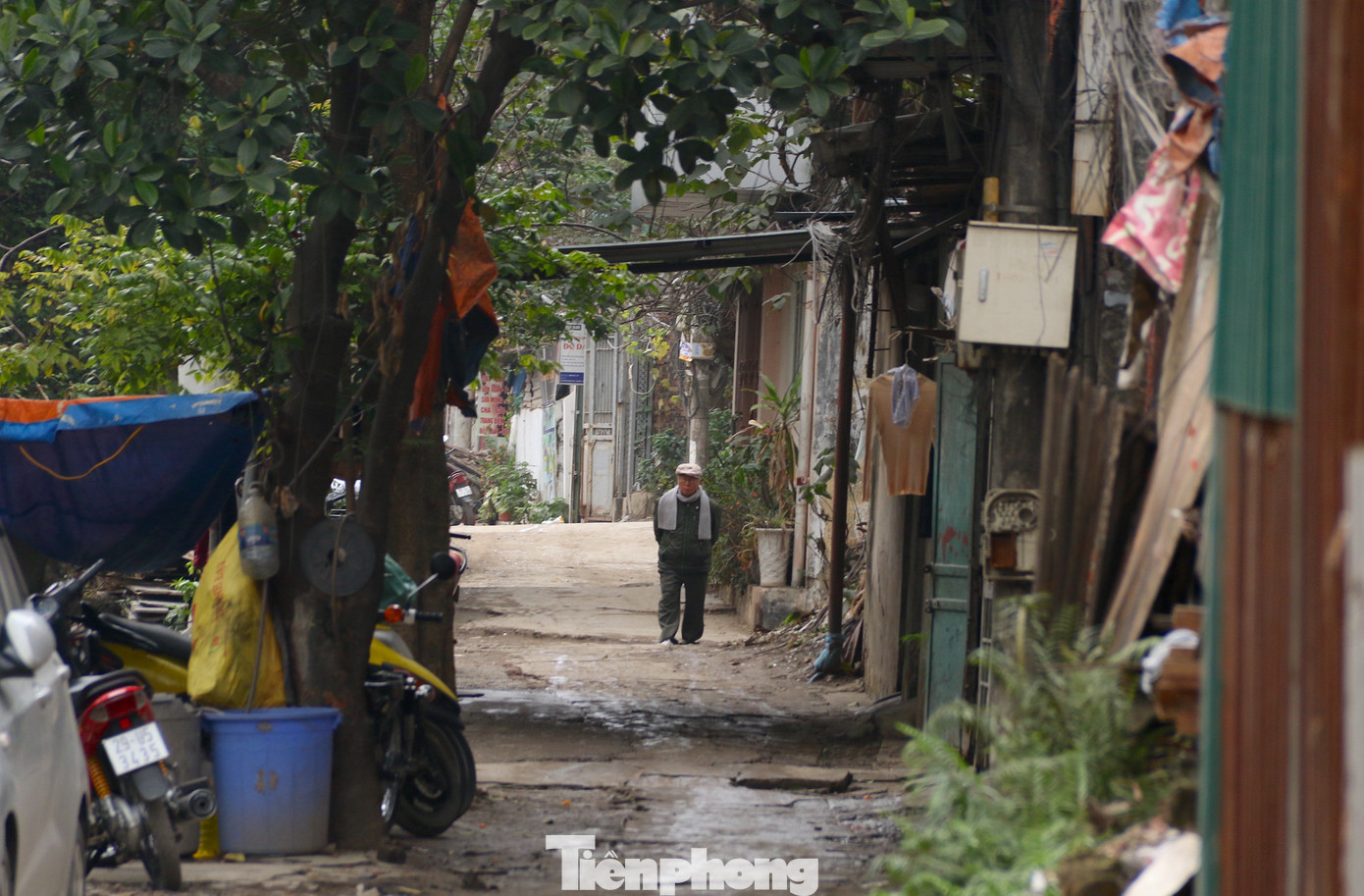 Hàng chục năm nay, sống bên cạnh mương Kẻ Khế, ông Minh không khỏi bức xúc về thực trạng ô nhiễm được báo động từ lâu: "Quanh năm nước mương ở đây đen kịt, bẩn, trời nắng thì mùi hôi thối bốc lên ngày đêm ảnh hưởng lắm. Rác rưởi mọi người xả ra đây vô tội vạ, ô nhiễm. Chúng tôi mong thi công sửa sang lại sạch đẹp cho dân yên tâm sinh sống".