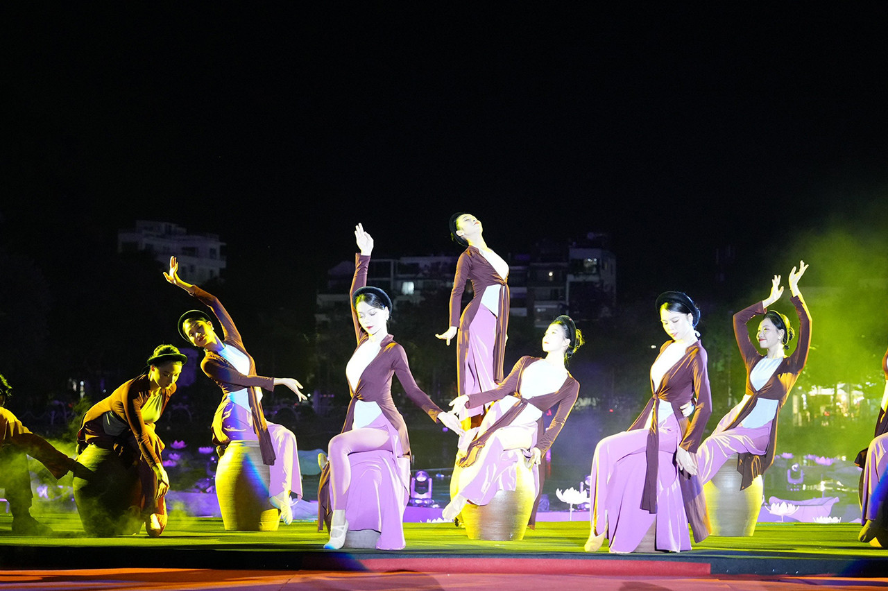 Những màn trình diễn mãn nhãn tôn lên vẻ đẹp của sen và người phụ nữ Việt. Những màn trình diễn mãn nhãn tôn lên vẻ đẹp của sen và người phụ nữ Việt.