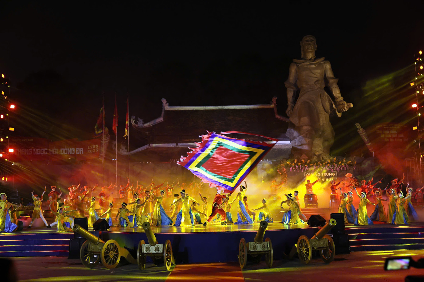 Chương trình kể câu chuyện lịch sử theo một cách thức hiện đại và mới mẻ với các chương hồi, cảnh diễn, nối tiếp, được biến chuyển tinh tế bằng kỹ xảo, âm nhạc hấp dẫn và đa dạng hình thức thể hiện.