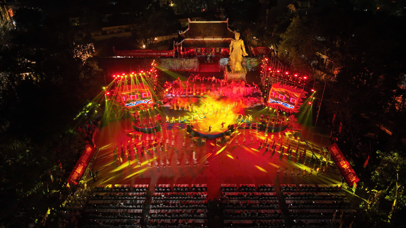 Lễ kỷ niệm 236 năm chiến thắng Ngọc Hồi - Đống Đa năm nay tổ chức vào buổi tối thay vì buổi sáng như hàng năm nhưng từ chiều tối ngày 2/2, hàng nghìn người dân đã tụ hội về đây cùng dâng hương trước tượng đài Hoàng đế Quang Trung.