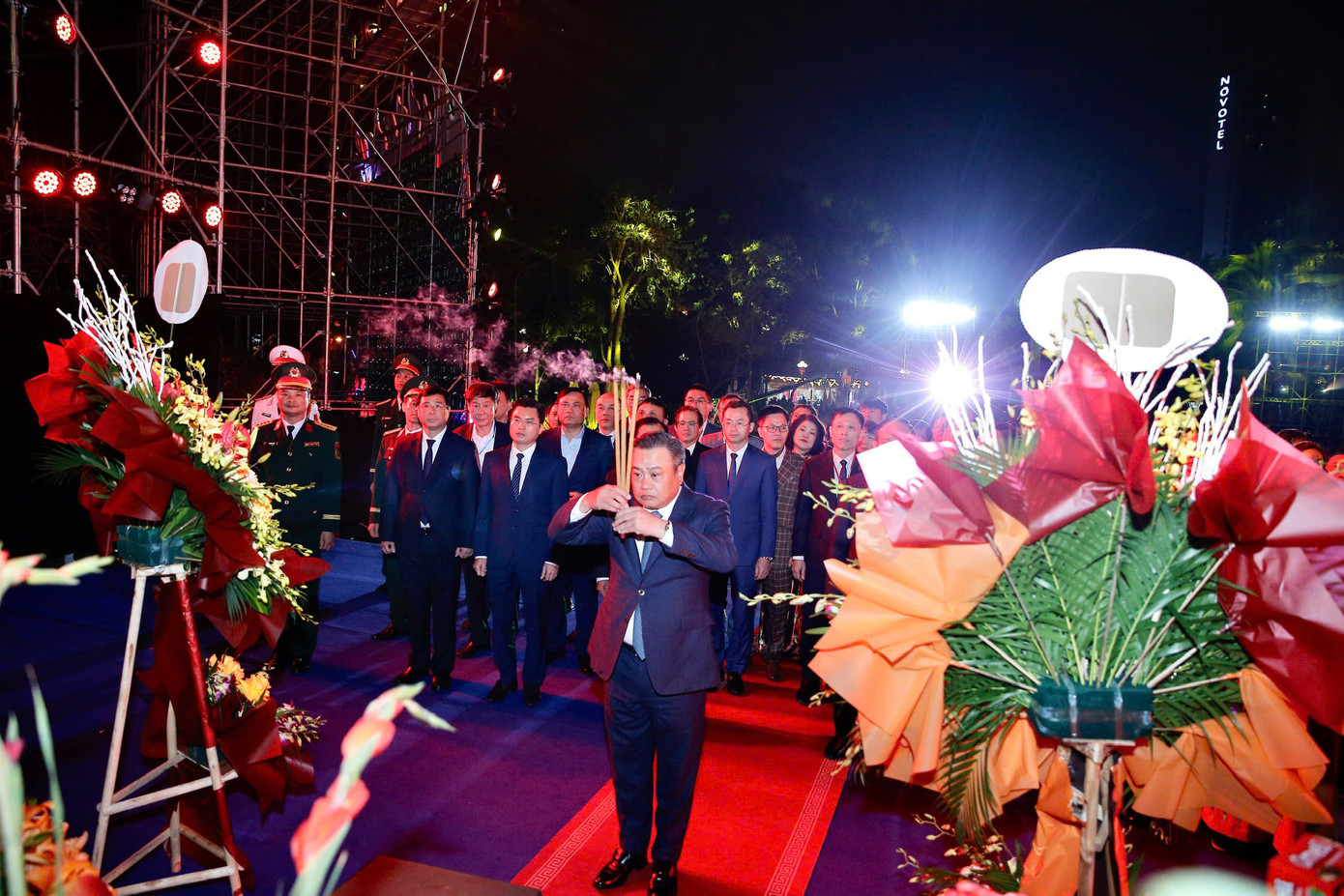 Chủ tịch UBND TP Hà Nội Trần Sỹ Thanh dâng hương tại đền thờ Hoàng đế Quang Trung tại Di tích quốc gia đặc biệt Gò Đống Đa.