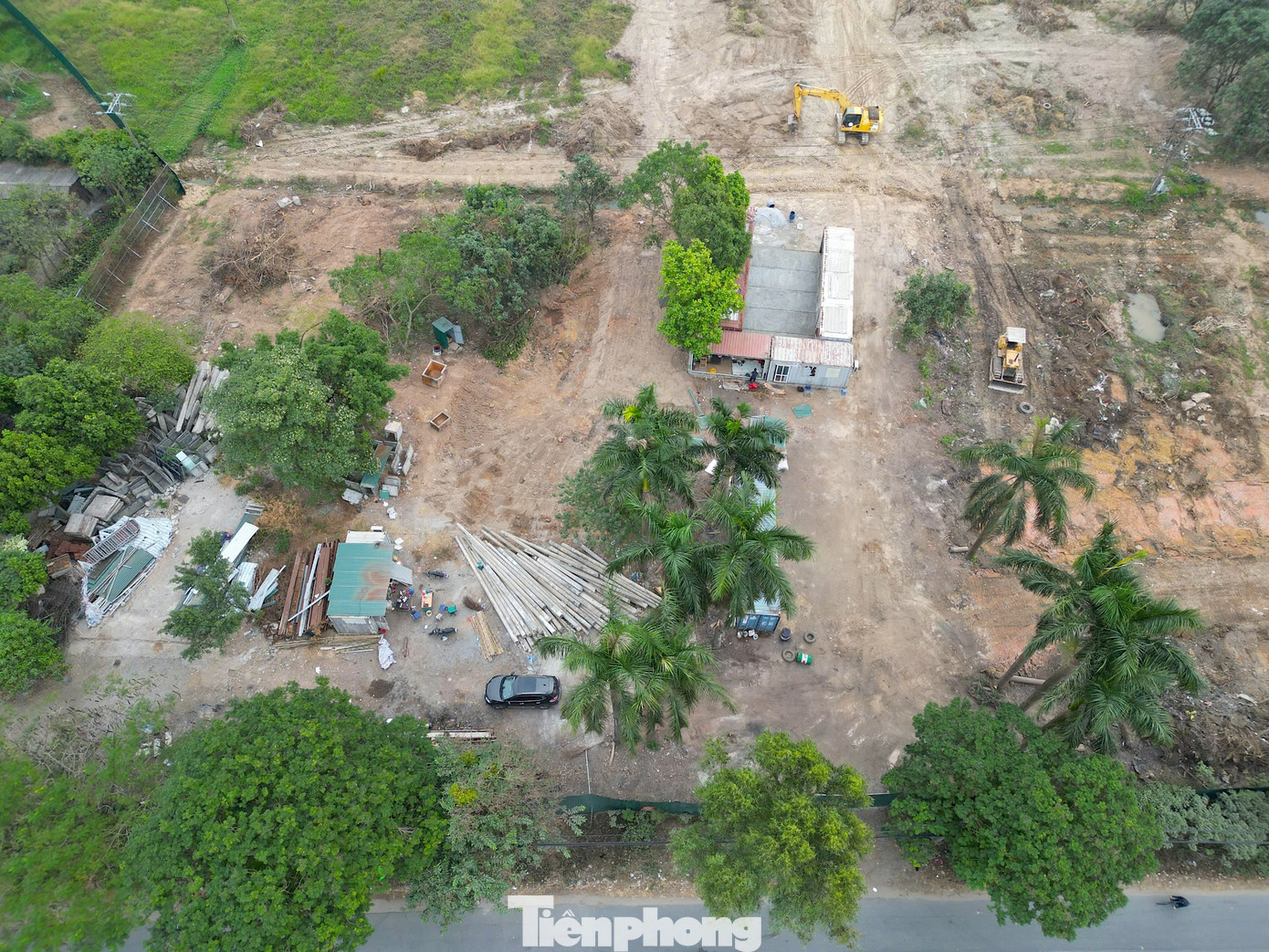 Máy móc và vật liệu đang được tập kết để khởi công dự án.