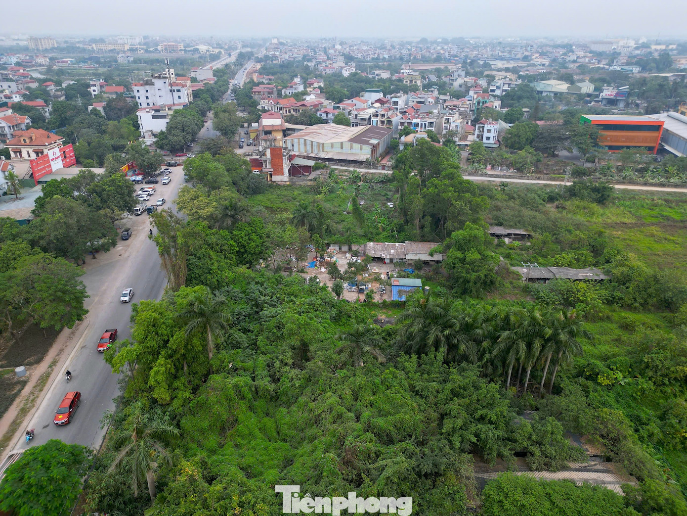 Phía Bắc bến xe giáp đường Vành đai 3, phía Nam giáp Công ty cổ phần Cơ khí Đông Anh Licogi và Nhà máy Nhôm Đông Anh, phía Đông giáp khu dân cư thôn Đản Mỗ, phía Tây giáp Quốc lộ 3.