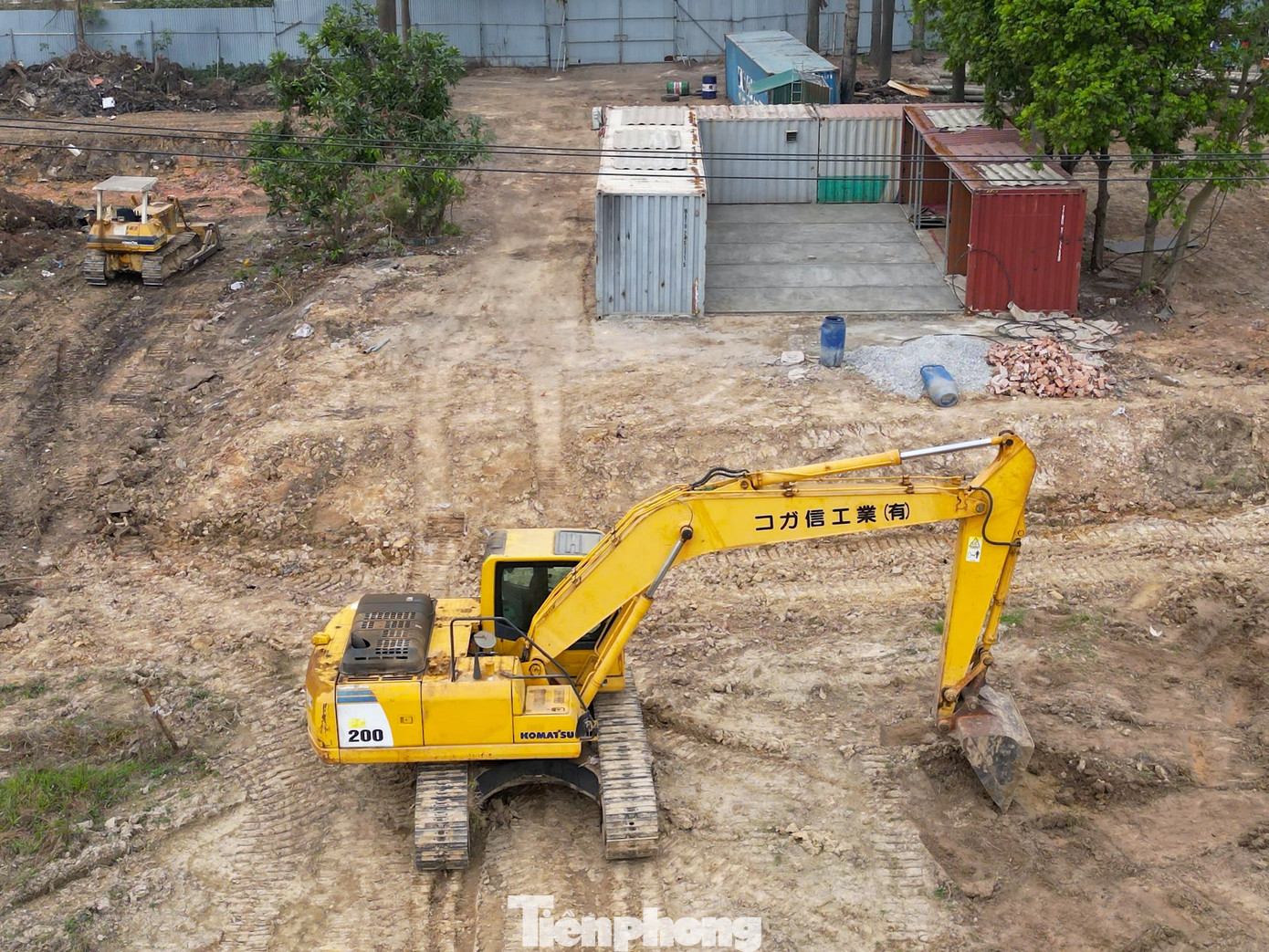 Máy móc và vật liệu đang được tập kết để khởi công dự án.