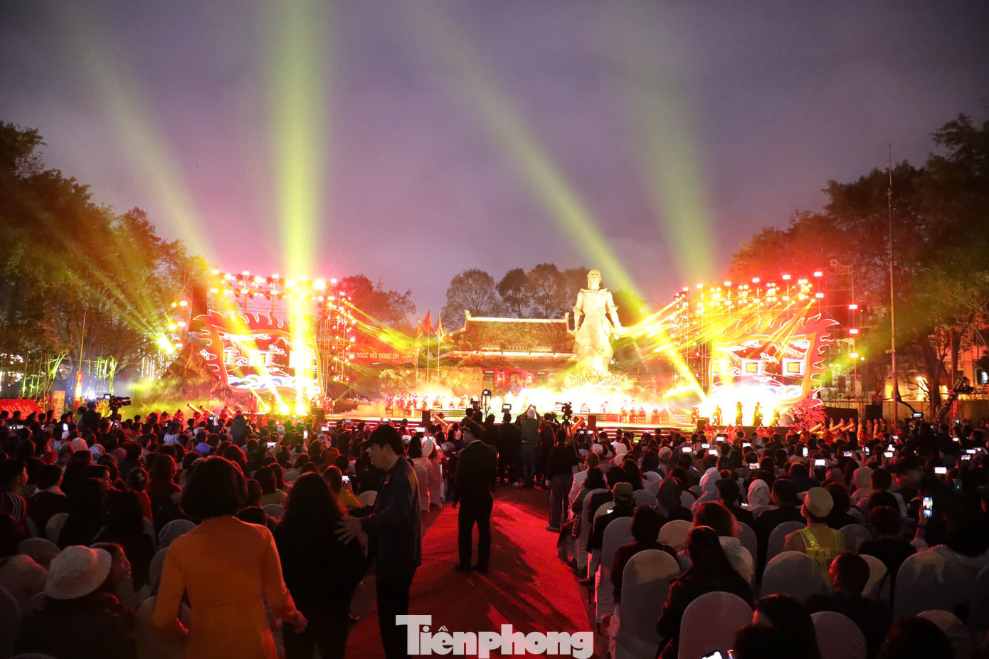 Chương trình nghệ thuật tối 2/2 diễn ra với nhiều tiết mục độc đáo được làm theo hình thức bán thực cảnh kết hợp công nghệ 3D mapping hiện đại. Người xem được chứng kiến câu chuyện lịch sử theo một cách thức hiện đại với các chương hồi, cảnh diễn, nối tiếp, được biến chuyển tinh tế bằng kĩ xảo, âm nhạc hấp dẫn và đa dạng hình thức thể hiện như: ca hát, xiếc, múa, đồng diễn trống...